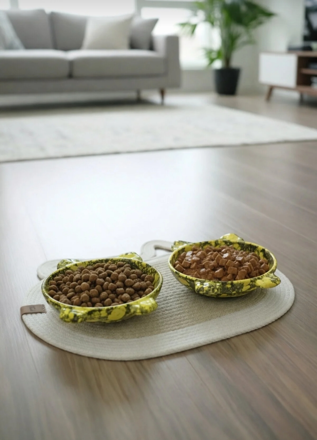 Pati ve kulak figürlü yaş mama kabı sarı